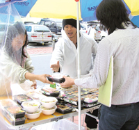 弁当のご飯の上におかず？