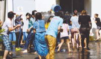 沖縄でタイの水掛け祭り