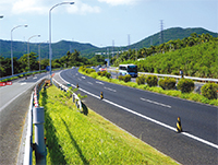 沖縄の道路は滑りやすい