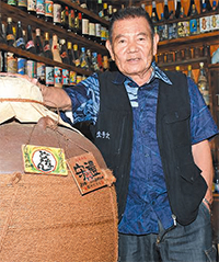 壁一面に泡盛の並ぶ店!?