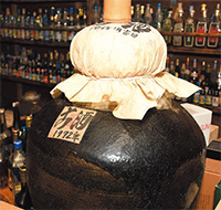 壁一面に泡盛の並ぶ店!?