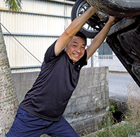 地面に刺さった車!?