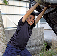 地面に刺さった車!?