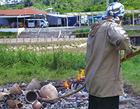 縄文土器の「野焼き」を体験!?