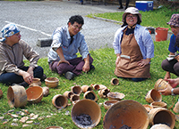 縄文土器の「野焼き」を体験!?