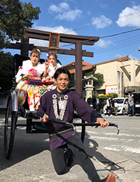 “那覇の街を走る本格人力車！？"