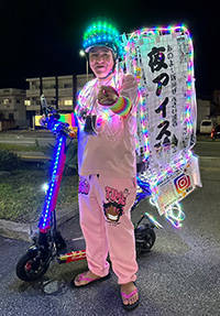 “県内各地を疾走するピカピカおじさんを追え!"